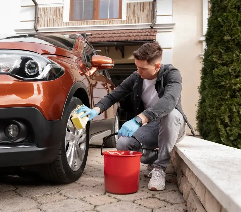 Lavage auto à domicile Bonnard : professionnel intervenant sur un véhicule